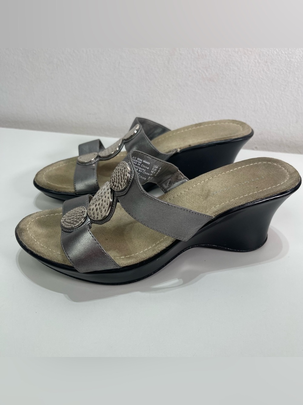 Predictions Metallic Wedge Strap Sandals Embellished Women's 8 Chic Y2K Style